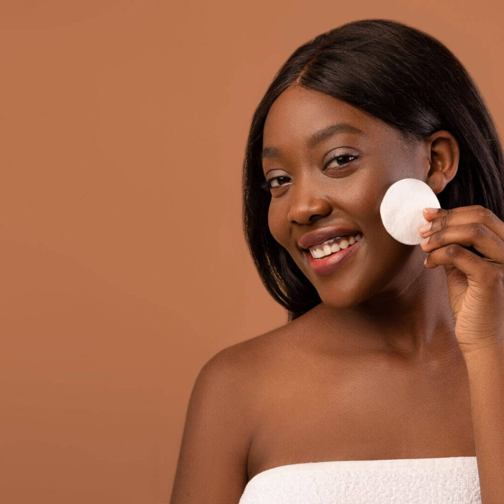 Água micelar substitui a limpeza facial?